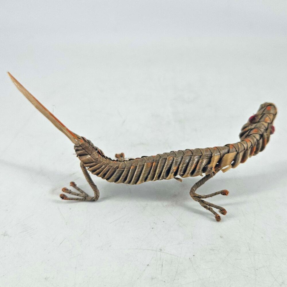 Vintage hand woven straw gecko lizard Folk Art figurine